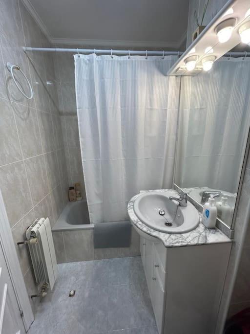 Playa De Berria -Apartamento Con Piscina Y Vistas Al Mar Santoña 外观 照片