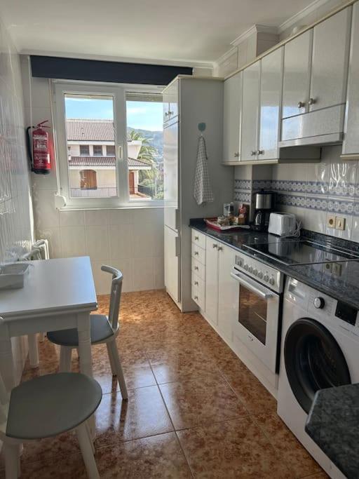 Playa De Berria -Apartamento Con Piscina Y Vistas Al Mar Santoña 外观 照片