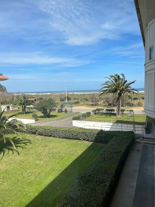 Playa De Berria -Apartamento Con Piscina Y Vistas Al Mar Santoña 外观 照片